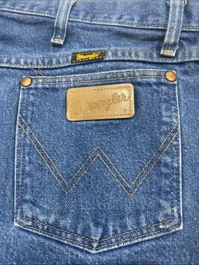 Wrangler Men’s Blue Straight Jeans with Brown Patch